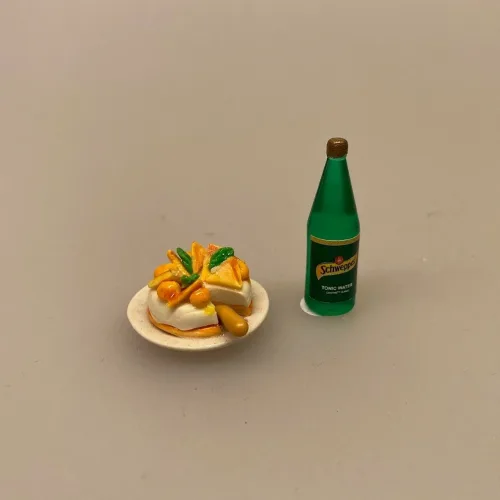 Miniature Lagkage fersken og vafler, lagkage, dukkemad, legemad, mini kager, dukkehusmad, dukkehusting, dukkehustilbehør, miniatyre, miniaturer, sættekasser, sætterkasse, ting til, dekoration, barbie, 1:12,, Miniature Schweppes flaske