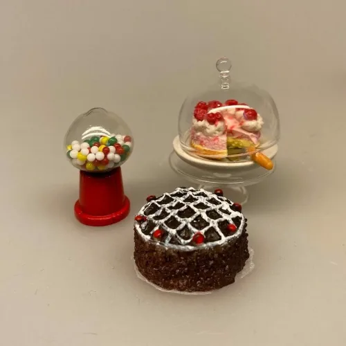 Miniature Lagkage med jordbærskum og flødetoppe ,Miniature Chokoladekage med glasur, Miniature Lille Chokolade lagkage, Miniature Lagkage Chokolade, Miniature Lagkage fersken og vafler, lagkage, dukkemad, legemad, mini kager, dukkehusmad, dukkehusting, dukkehustilbehør, miniatyre, miniaturer, sættekasser, sætterkasse, ting til, dekoration, barbie, 1:12,, Miniature Tyggegummi automat på fod, slik, slik automat, tyggegummiautomat, bobletyggegummi, bublegum, fredagsslik, miniature, miniaturer, dukkehus, til dukkehuset, købmandsbutik, dukketing, dukketilbehør, dukkehustilbehør, 1:12, doll house, sætterkasse, sættekasseting, nisseting, nissetilbehør, nissedør, nissehus, nissebo, juen2019, biti, ribe, slikbutik, cafe,