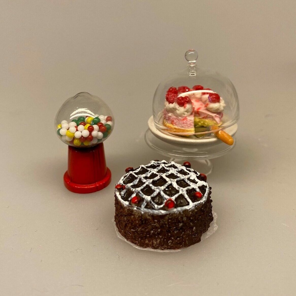 Miniature Lagkage med jordbærskum og flødetoppe ,Miniature Chokoladekage med glasur, Miniature Lille Chokolade lagkage, Miniature Lagkage Chokolade, Miniature Lagkage fersken og vafler, lagkage, dukkemad, legemad, mini kager, dukkehusmad, dukkehusting, dukkehustilbehør, miniatyre, miniaturer, sættekasser, sætterkasse, ting til, dekoration, barbie, 1:12,, Miniature Tyggegummi automat på fod, slik, slik automat, tyggegummiautomat, bobletyggegummi, bublegum, fredagsslik, miniature, miniaturer, dukkehus, til dukkehuset, købmandsbutik, dukketing, dukketilbehør, dukkehustilbehør, 1:12, doll house, sætterkasse, sættekasseting, nisseting, nissetilbehør, nissedør, nissehus, nissebo, juen2019, biti, ribe, slikbutik, cafe,