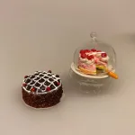 Miniature Lagkage med jordbærskum og flødetoppe ,Miniature Chokoladekage med glasur, Miniature Lille Chokolade lagkage, Miniature Lagkage Chokolade, Miniature Lagkage fersken og vafler, lagkage, dukkemad, legemad, mini kager, dukkehusmad, dukkehusting, dukkehustilbehør, miniatyre, miniaturer, sættekasser, sætterkasse, ting til, dekoration, barbie, 1:12,