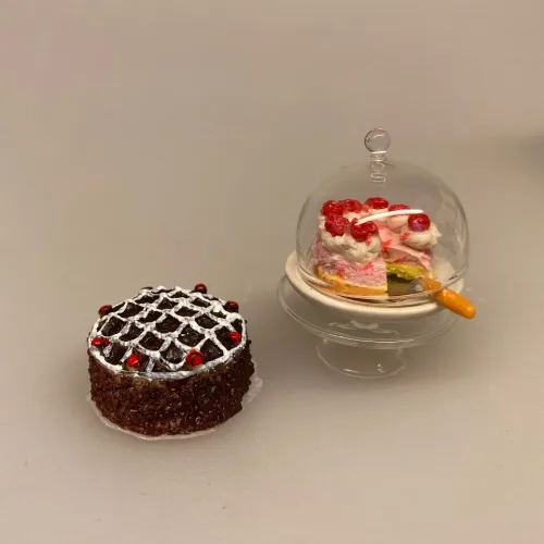 Miniature Lagkage med jordbærskum og flødetoppe ,Miniature Chokoladekage med glasur, Miniature Lille Chokolade lagkage, Miniature Lagkage Chokolade, Miniature Lagkage fersken og vafler, lagkage, dukkemad, legemad, mini kager, dukkehusmad, dukkehusting, dukkehustilbehør, miniatyre, miniaturer, sættekasser, sætterkasse, ting til, dekoration, barbie, 1:12,