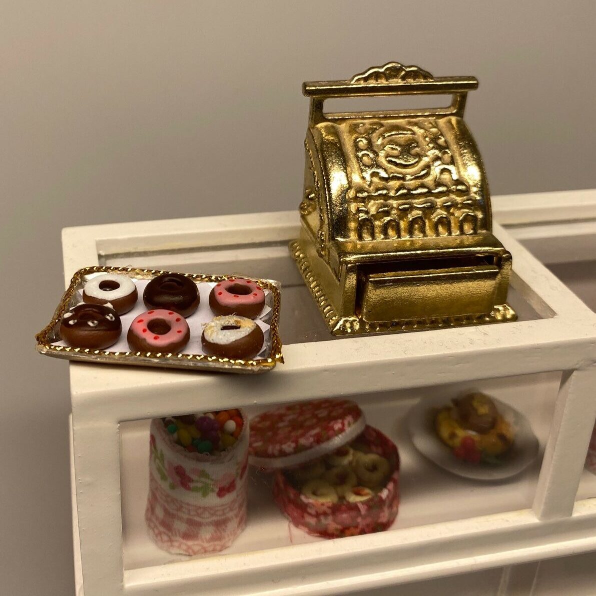 Miniature Donuts på plade, bagværk, bagedyst, mini, mad, dukke, dukkemad, dukkehus, dukkehusting, dukkehustilbehør, sætterkasseting, biti, glade munke, bronuts, politi, politimand, bagværk, snack, sangskjuler, sjov, tale, symbolsk gave, nisser, nissedør, tilbehør, dukkehus, miniaturer, 1:12