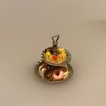 Miniature Sølvopsats med kager, etagefad, sølvopsats, kagefad, donuts, petitfours, dukkehus, mini, mad kager, konditori, bager, dukkehus, dukkehusting, dukkehustilbehør, biti, ribe