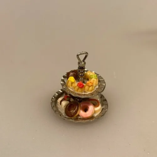 Miniature Sølvopsats med kager, etagefad, sølvopsats, kagefad, donuts, petitfours, dukkehus, mini, mad kager, konditori, bager, dukkehus, dukkehusting, dukkehustilbehør, biti, ribe