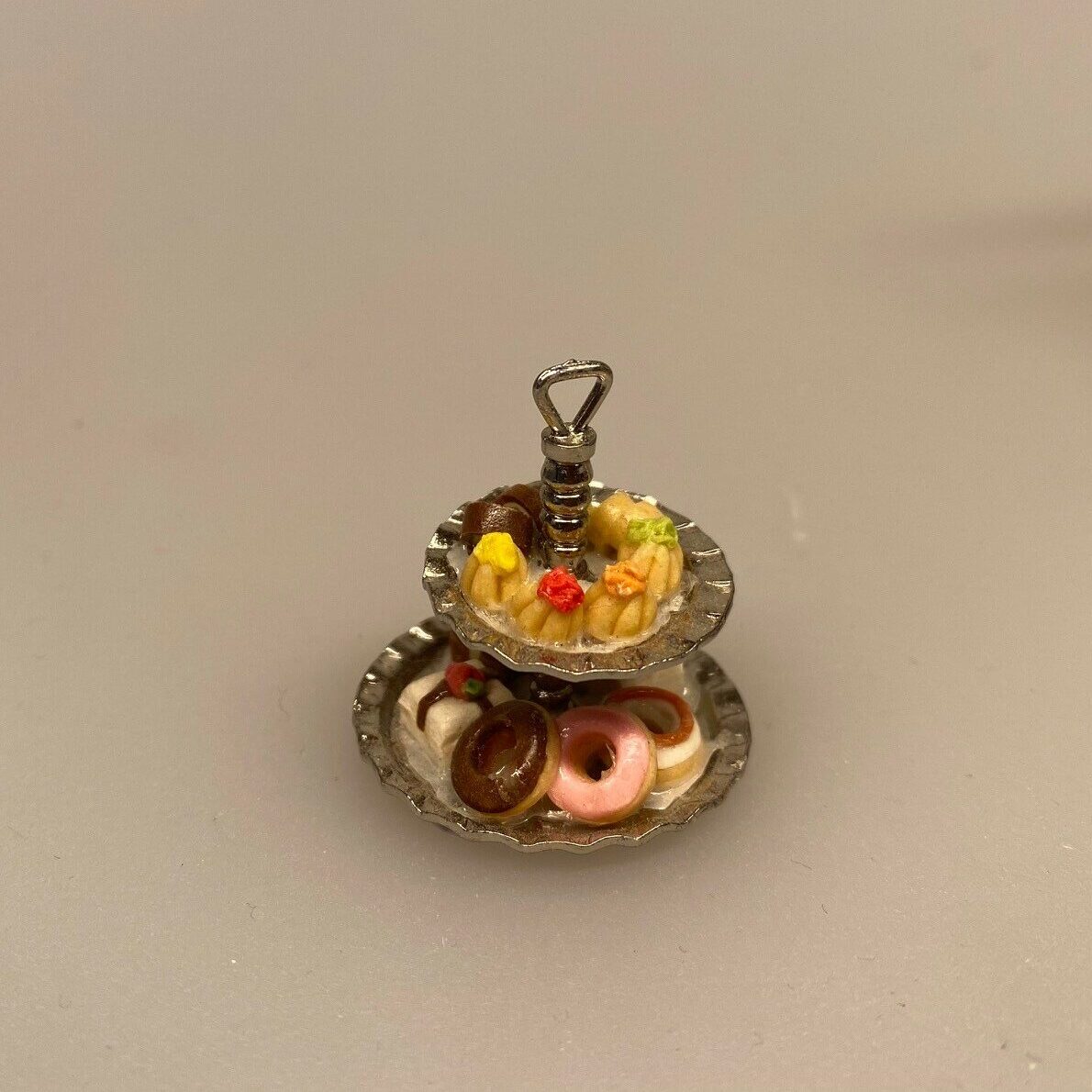 Miniature Sølvopsats med kager, etagefad, sølvopsats, kagefad, donuts, petitfours, dukkehus, mini, mad kager, konditori, bager, dukkehus, dukkehusting, dukkehustilbehør, biti, ribe
