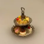 Miniature Sølvopsats med kager, etagefad, sølvopsats, kagefad, donuts, petitfours, dukkehus, mini, mad kager, konditori, bager, dukkehus, dukkehusting, dukkehustilbehør, biti, ribe