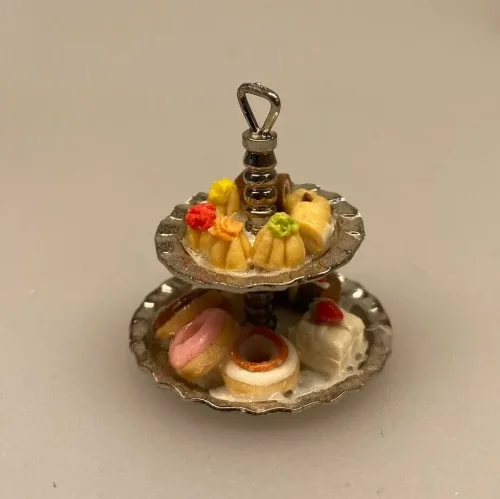 Miniature Sølvopsats med kager, etagefad, sølvopsats, kagefad, donuts, petitfours, dukkehus, mini, mad kager, konditori, bager, dukkehus, dukkehusting, dukkehustilbehør, biti, ribe