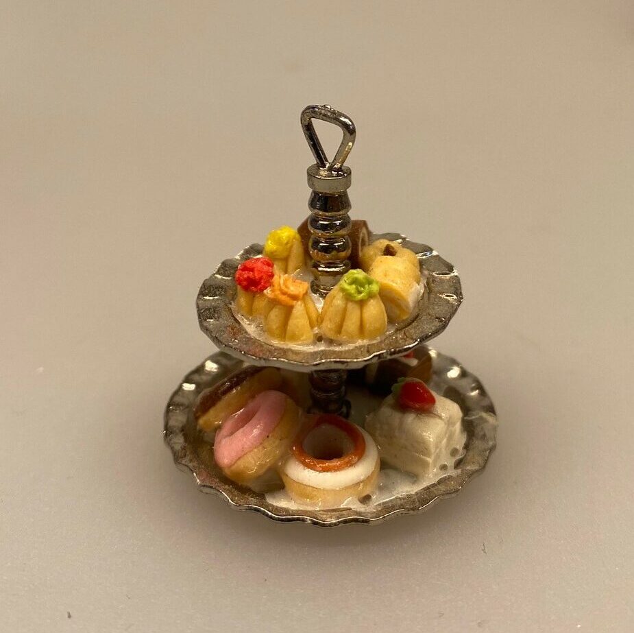 Miniature Sølvopsats med kager, etagefad, sølvopsats, kagefad, donuts, petitfours, dukkehus, mini, mad kager, konditori, bager, dukkehus, dukkehusting, dukkehustilbehør, biti, ribe