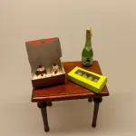 Miniature Æske med 4 Træstammer,Miniature Æske med 4 flødekager, flødekager, flødeskumskager, kageæske, æske, konditor, konditorkager, bager, konditor, dukkehus, kager, dukkehusting, dukkehustilbehør, sættekasse, sætterkasse