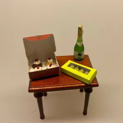 Miniature Æske med 4 Træstammer,Miniature Æske med 4 flødekager, flødekager, flødeskumskager, kageæske, æske, konditor, konditorkager, bager, konditor, dukkehus, kager, dukkehusting, dukkehustilbehør, sættekasse, sætterkasse