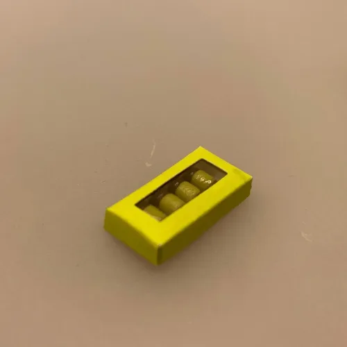 Miniature Æske med 4 Træstammer,Miniature Æske med 4 flødekager, flødekager, flødeskumskager, kageæske, æske, konditor, konditorkager, bager, konditor, dukkehus, kager, dukkehusting, dukkehustilbehør, sættekasse, sætterkasse