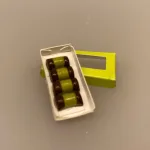 Miniature Æske med 4 Træstammer,Miniature Æske med 4 flødekager, flødekager, flødeskumskager, kageæske, æske, konditor, konditorkager, bager, konditor, dukkehus, kager, dukkehusting, dukkehustilbehør, sættekasse, sætterkasse