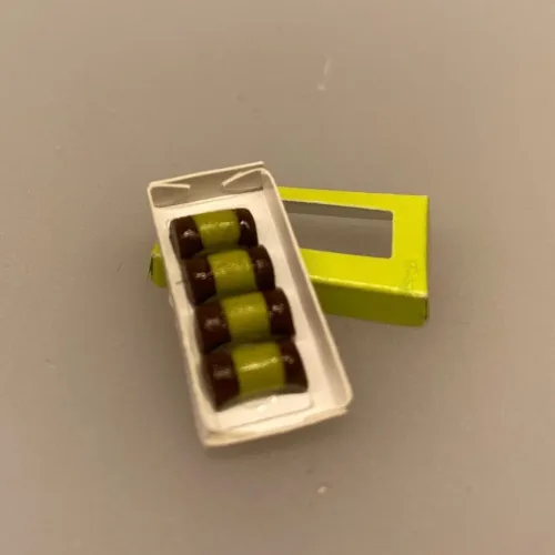 Miniature Æske med 4 Træstammer,Miniature Æske med 4 flødekager, flødekager, flødeskumskager, kageæske, æske, konditor, konditorkager, bager, konditor, dukkehus, kager, dukkehusting, dukkehustilbehør, sættekasse, sætterkasse