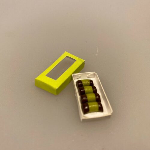 Miniature Æske med 4 Træstammer,Miniature Æske med 4 flødekager, flødekager, flødeskumskager, kageæske, æske, konditor, konditorkager, bager, konditor, dukkehus, kager, dukkehusting, dukkehustilbehør, sættekasse, sætterkasse