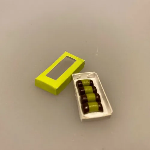 Miniature Æske med 4 Træstammer,Miniature Æske med 4 flødekager, flødekager, flødeskumskager, kageæske, æske, konditor, konditorkager, bager, konditor, dukkehus, kager, dukkehusting, dukkehustilbehør, sættekasse, sætterkasse