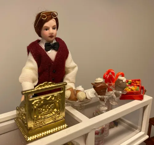 Miniature Kasseapparat Guld, Café og Butik, penge, pengegave, gavekort, pengekasse, shopping, shoppetur, gave, symbolsk, selvstændig, butik, butiksindehaver, nyåbnet, miniature, købmand,erhvervsdrivende, dukkehus, dukkehusting, dukkehustilbehør, biti, ribe