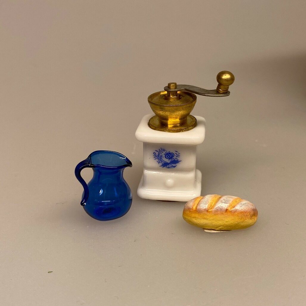 Miniature Blå Glaskande, mundblæst, glas, miniature, dukkehuset, Miniature Porcelæn Kaffemølle