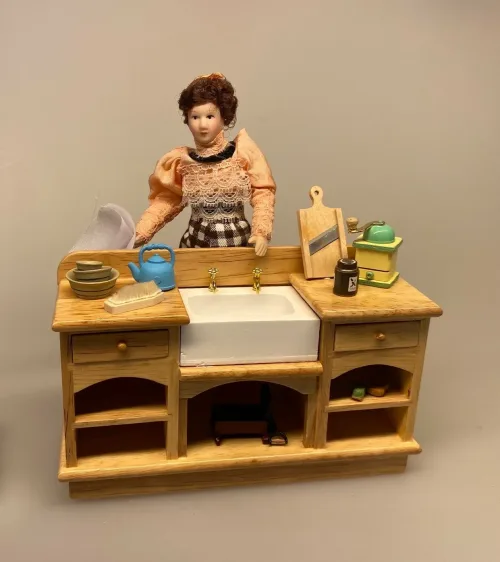 Miniature Kaffemølle Træ gul, kaffe, kaffekværn, hånd, håndkværn, køkken, mini, miniaturer, dukkehus, dukkehusting, dukkekøkken, biti, Miniature Køkken møbel med vask, køkken, køkkenvask