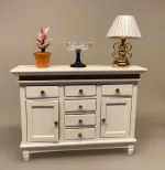 Miniature Hvid Kommode med guldkant,Miniature Messing Bordlampe og plisseret skærm, dukkehuslampe, lampe, bordlampe, plisse, plisseret skærm, messing, dukkehusting, dukkehustilbehør, miniaturer, biti, ribe