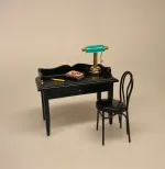 Miniature Metal Stol sort,Miniature Sort Skrivebord,Miniature Bordlampe med grøn skærm, læselampe, batteri, LED, dukkehus, dukkehuslampe, belysning, batterilampe, skrivebordslampe, mini, minaturer, sættekasse, tilbehør, dukkehusting, møbler, interiør, biti, ribe