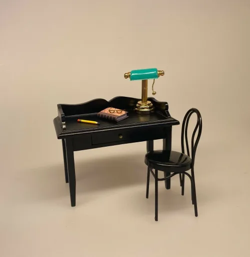 Miniature Metal Stol sort,Miniature Sort Skrivebord,Miniature Bordlampe med grøn skærm, læselampe, batteri, LED, dukkehus, dukkehuslampe, belysning, batterilampe, skrivebordslampe, mini, minaturer, sættekasse, tilbehør, dukkehusting, møbler, interiør, biti, ribe
