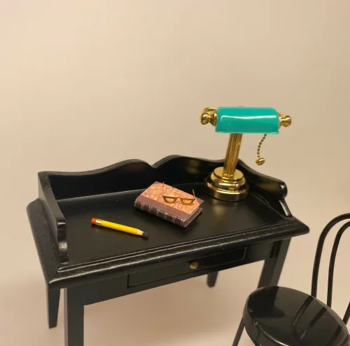 Miniature Bordlampe med grøn skærm, læselampe, batteri, LED, dukkehus, dukkehuslampe, belysning, batterilampe, skrivebordslampe, mini, minaturer, sættekasse, tilbehør, dukkehusting, Miniature Sort Skrivebord,møbler, interiør, biti, ribe