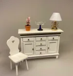 Miniature Hvid Kommode med guldkant,Miniature Messing Bordlampe og plisseret skærm, dukkehuslampe, lampe, bordlampe, plisse, plisseret skærm, messing, dukkehusting, dukkehustilbehør, miniaturer, biti, ribe
