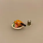 Miniature Fad med helstegt kylling, grillkylling, grillet kylling, hel, grillstegt, kylling, grillmad, sommer, mormormad, miniature, kok, gavekort, dukkemad, legemad, dukkehus, dukkehusmad, dukkehusting, dukkehustilbehør, skala, 1:12, sættekasse, sætterkasse