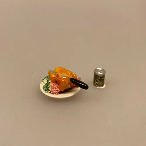 Miniature Fad med helstegt kylling, grillkylling, grillet kylling, hel, grillstegt, kylling, grillmad, sommer, mormormad, miniature, kok, gavekort, dukkemad, legemad, dukkehus, dukkehusmad, dukkehusting, dukkehustilbehør, skala, 1:12, sættekasse, sætterkasse