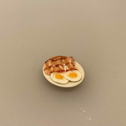 Miniature Morgenmad Æg Bacon og Pølse, brunch, gavekort, brunchtallerken, anretning, morgenkomplet, morgenmadsanretning, dukkehus, miniaturer, gave, symbolsk, bacon, spejlæg, biti