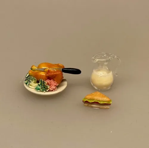 Miniature Fad med helstegt kylling, grillkylling, grillet kylling, hel, grillstegt, kylling, grillmad, sommer, mormormad, miniature, kok, gavekort, dukkemad, legemad, dukkehus, dukkehusmad, dukkehusting, dukkehustilbehør, skala, 1:12, sættekasse, sætterkasse