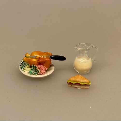 Miniature Fad med helstegt kylling, grillkylling, grillet kylling, hel, grillstegt, kylling, grillmad, sommer, mormormad, miniature, kok, gavekort, dukkemad, legemad, dukkehus, dukkehusmad, dukkehusting, dukkehustilbehør, skala, 1:12, sættekasse, sætterkasse
