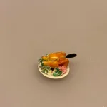 Miniature Fad med helstegt kylling, grillkylling, grillet kylling, hel, grillstegt, kylling, grillmad, sommer, mormormad, miniature, kok, gavekort, dukkemad, legemad, dukkehus, dukkehusmad, dukkehusting, dukkehustilbehør, skala, 1:12, sættekasse, sætterkasse