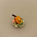 Miniature Fad med helstegt kylling, andesteg, fjerkræ, steg, julebord, grillkylling, grillet kylling, hel, grillstegt, kylling, grillmad, sommer, mormormad, miniature, kok, gavekort, dukkemad, legemad, dukkehus, dukkehusmad, dukkehusting, dukkehustilbehør, skala, 1:12, sættekasse, sætterkasse, nissehus, nissedør, nisseting, tilbehør, sjov, sang, tale, symbolsk, gave, gaveide, middag