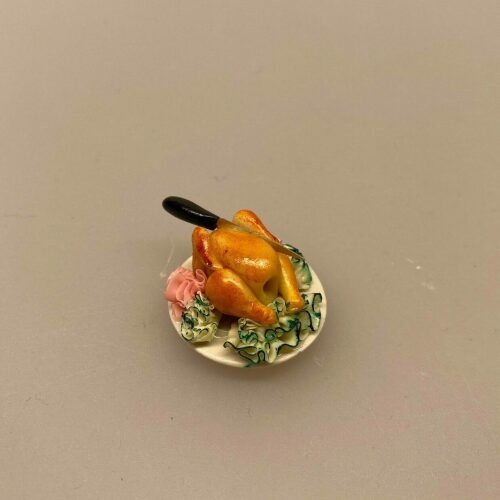 Miniature Fad med helstegt kylling, andesteg, fjerkræ, steg, julebord, grillkylling, grillet kylling, hel, grillstegt, kylling, grillmad, sommer, mormormad, miniature, kok, gavekort, dukkemad, legemad, dukkehus, dukkehusmad, dukkehusting, dukkehustilbehør, skala, 1:12, sættekasse, sætterkasse, nissehus, nissedør, nisseting, tilbehør, sjov, sang, tale, symbolsk, gave, gaveide, middag