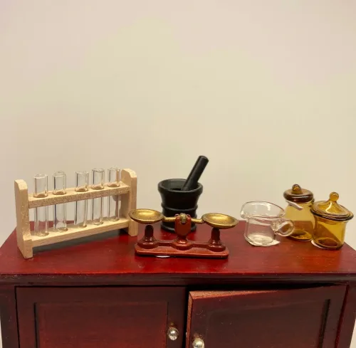 Morter miniature, mini, miniaturer, dukkehus, dukkehuset, nisser, til nisser, nisserne, nissebo, nissedør, naturvidenskab, forsker, sangskjuler, 1:12, sætterkasse, sættekasse, sættekasseting, samler, små, ting, biti, ribe, kemi, farmaceut, apotek, apoteker,Sort Miniature Morter,