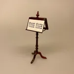 Miniature Nodestativ Firkantet, musik, musiker, sanger, udøver, dukkehus, dukkehusting, dukkehustilbehør, gavekort, pengegave, symbolsk, koncert, koncertbilletter, instrument, orkestra, konservatorie, musikkonservatoriet