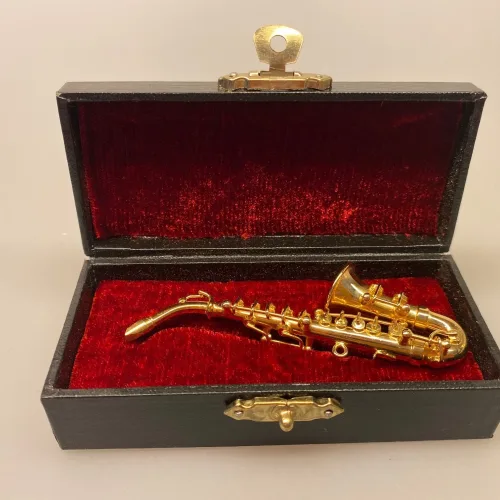 musik, Miniature Messing Blæseinstrument Saxofon, sax, saxofonmusik, jazz, mini, miniature, instrumenter, musikinstrumenter, instrument, musiker, gave, symbolsk, færdiguddannet, konservatorie, musikkonservatorie, jam, saxofonist, dukkehus, miniaturer, dukkehusting, dukkehustilbehør