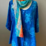 Batik Bluse med knapper - Model Oko Blå, unika, batiktryk, batikfarvet, speciel, kunsthåndværk, bluse, skjorte, blå, koboltblå, himmelblå, kongeblå, store størrelser, løs, vidde, 2/4 ærmer, v-hals, smart, naturfibre, økologisk, bio, øko, nedbrydelig, åndbar, festtøj, kittel, skjorte, biti, ribe, vadehavet, havblå, design,