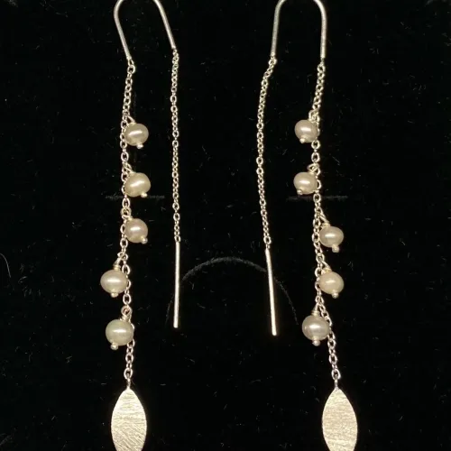 Sølv Ørekæder med ægte Hvide Perler. øresmykker, perlesmykker, smukker med perler, hvide perler, ægte, ferskvandsperler, ørekæder, kæder, kædeøreringe, lange, sølv, sølvøreringe, ørehængere, konfirmand, konfirmation, bryllup, brud, brudesmykker, feminine, elegante, lette, perleørenringe, perleøreringe, biti, ribe, friis bjørner, stine a, maanesten, nyhed, nyt, nye, tilbud, billige, kvalitet, holdbare, flotte, moderne