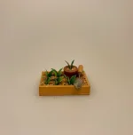 Miniature Plantekasse med ske, forspiring, spiringskasse, udplantning, ompotning, haven blomster, plantekasse, miniature, miniaturer, gartner, landskabsarkitekt, sangskjuler, symbolsk, gave, gavekort, gaveide, færdig, uddannelse, dukkehus, dukkehusting, dukkehustilbehør, miniature, miniaturer, sættekasse, biti, ribe