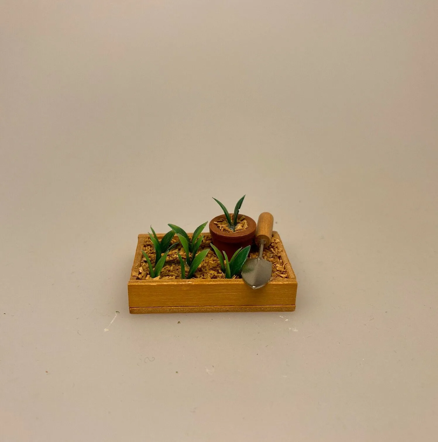 Miniature Plantekasse med ske Miniature Plantekasse med ske, forspiring, spiringskasse, udplantning, ompotning, haven blomster, plantekasse, miniature, miniaturer, gartner, landskabsarkitekt, sangskjuler, symbolsk, gave, gavekort, gaveide, færdig, uddannelse, dukkehus, dukkehusting, dukkehustilbehør, miniature, miniaturer, sættekasse, biti, ribe