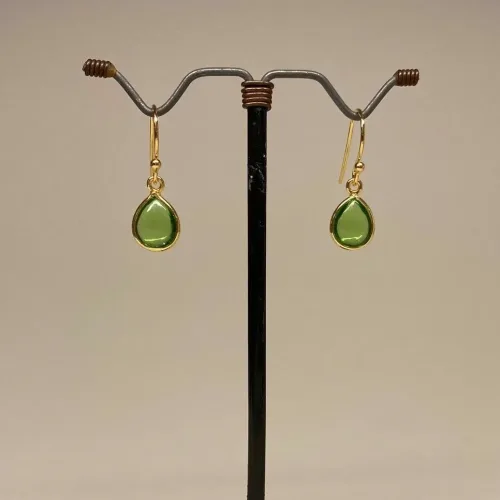 Forgyldte Ørenringe med glatte dråber - Grøn Krystal, æblegrøn, grøn, frisk, lækker, smuk, nyhed, ørehængere, øreringe, ørenringe, dråber, dråbeformet, guld, ægte, guldbelagt, billige, maanesten, stine a, biti, ribe