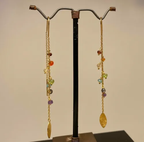 Forgyldte Ørekæder med ægte sten Regnbue, sfbcph, susanne friis bjørner, maanesten, stine a, ørekæder, kæder, kædeøreringe, øreringe, ørehængere, guldkæder, guld øreringe, ædelsten, ædle sten, halvædelsten, mineraler, regnbue, regnbuefarvet, smukke, tilbud, flotte, lange, lette, elegante, móderne, nye, nyheder, spring 2020, summer 2020, sommer 2020, biti, ribe, danske, brands