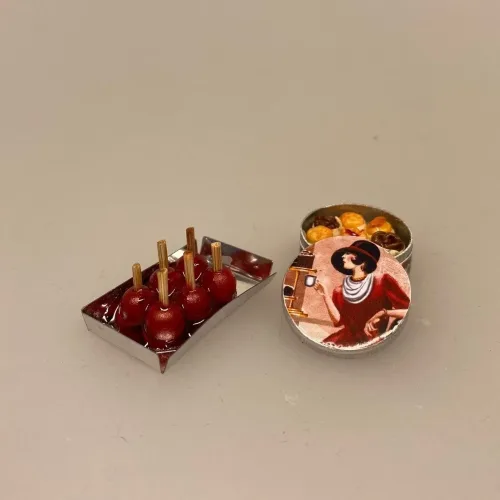 Miniature Kandiserede Æbler, sukkeræbler, æbler, sukkerkogte, tivoli, jul, sukkergodt, julemarked, miniaturer, mini, 1:12, model, samlere, dukkehus, dukkehusting, dukkehuset, ting til, dukkehustilbehør, sætterkasse, sættekassen, biti, ribe, Miniature Kagedåse med kager - Rød dame, aert deco, kagedåse, småkager, småkagedåse, danske, småkager, danish buttercookies, miniaturer, dukkehus, dukkehusting, dukkehustilbehør, bagerbutik, konditori, kager, den lille bagedyst,, sætterkasseting
