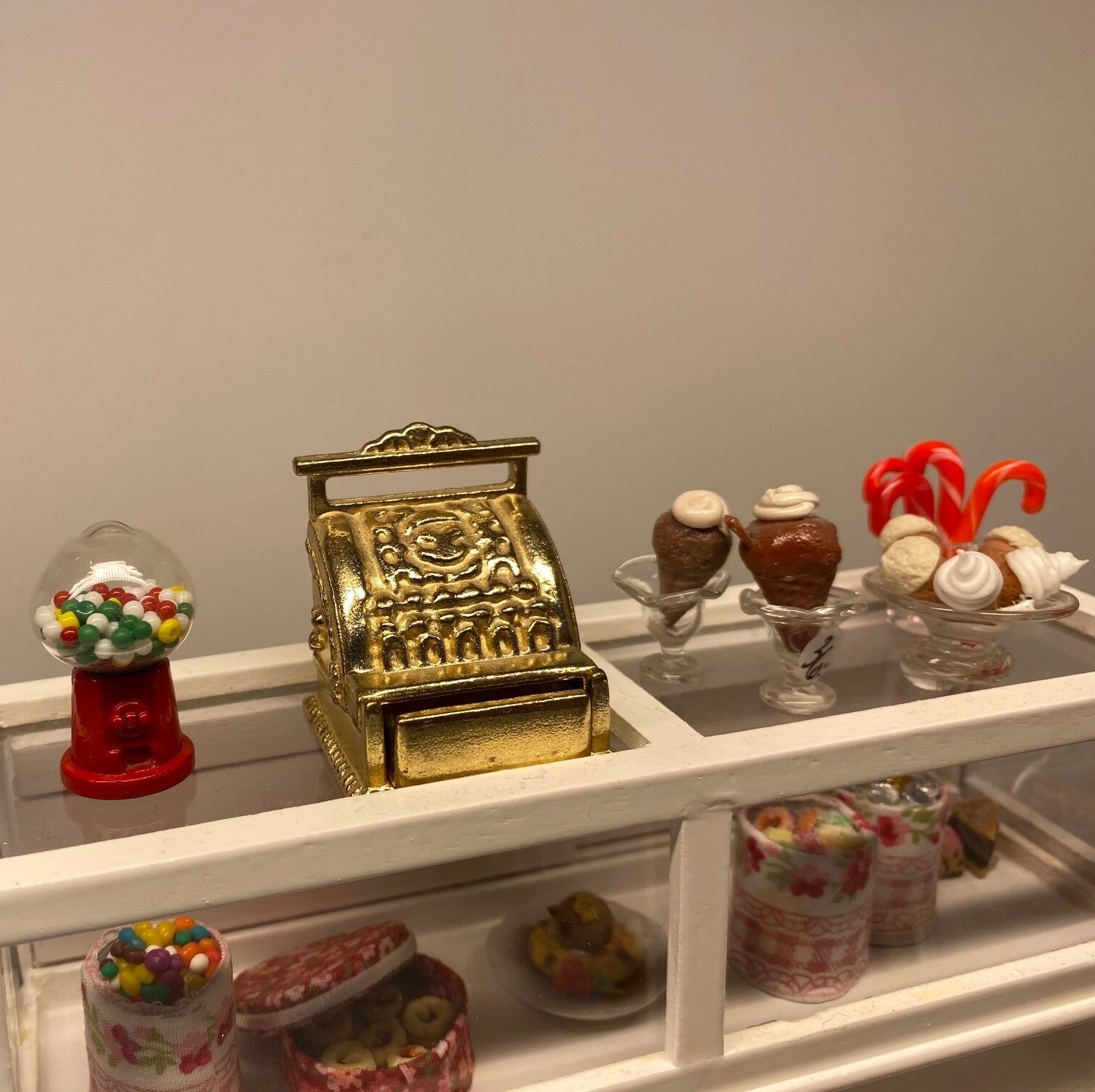 Miniature Tyggegummi automat lille, Miniature Tyggegummi automat på fod, slik, slik automat, tyggegummiautomat, bobletyggegummi, bublegum, fredagsslik, miniature, miniaturer, dukkehus, til dukkehuset, købmandsbutik, dukketing, dukketilbehør, dukkehustilbehør, 1:12, doll house, sætterkasse, sættekasseting, nisseting, nissetilbehør, nissedør, nissehus, nissebo, juen2019, biti, ribe, slikbutik, cafe,