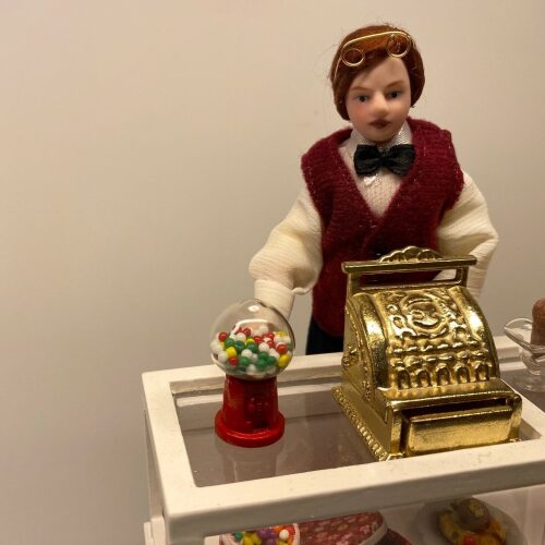 Miniature Tyggegummi automat lille, Miniature Tyggegummi automat på fod, slik, slik automat, tyggegummiautomat, bobletyggegummi, bublegum, fredagsslik, miniature, miniaturer, dukkehus, til dukkehuset, købmandsbutik, dukketing, dukketilbehør, dukkehustilbehør, 1:12, doll house, sætterkasse, sættekasseting, nisseting, nissetilbehør, nissedør, nissehus, nissebo, juen2019, biti, ribe, slikbutik, cafe,