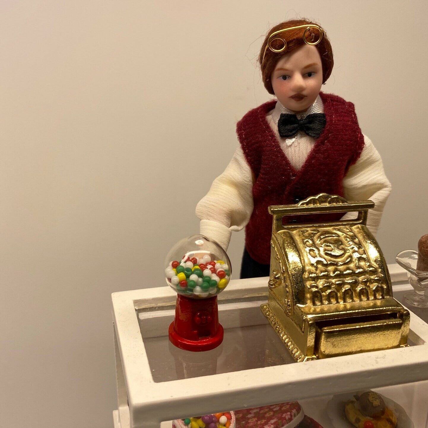 Miniature Tyggegummi automat lille, Miniature Tyggegummi automat på fod, slik, slik automat, tyggegummiautomat, bobletyggegummi, bublegum, fredagsslik, miniature, miniaturer, dukkehus, til dukkehuset, købmandsbutik, dukketing, dukketilbehør, dukkehustilbehør, 1:12, doll house, sætterkasse, sættekasseting, nisseting, nissetilbehør, nissedør, nissehus, nissebo, juen2019, biti, ribe, slikbutik, cafe,