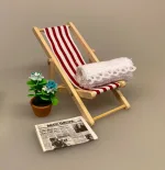 Miniature Liggestol, klappes sammen, sammenklappelig, strandstol, driverliv, strand, sol, ferie, solferie, slappe af, pension, efterløn, miniature, dukkehus, dukkehusting, dukkehustilbehør, sangskjuler, symbolsk, gave, biti