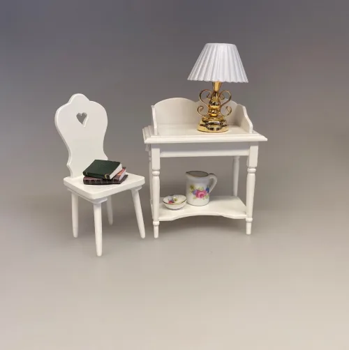 Miniature Messing Bordlampe og plisseret skærm, dukkehuslampe, lampe, bordlampe, plisse, plisseret skærm, messing, dukkehusting, dukkehustilbehør, miniaturer, biti, ribe,Miniature Messing Bordlampe og plisseret skærm,Hvid Miniature Køkkenstol med hjerte, stol, dukkemøbler, dukkehusmøbler, dukkehustilbehør, dukkehusting, miniaturer, biti, 1:12